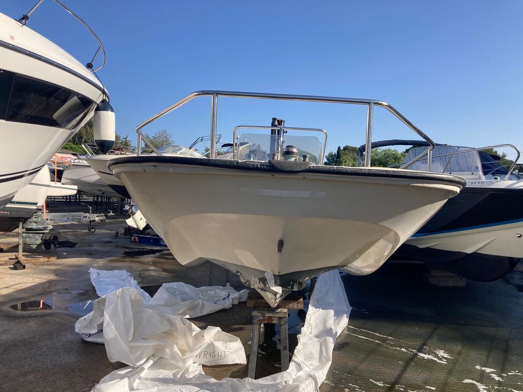 slider 5 Boston Whaler  17 Montauk